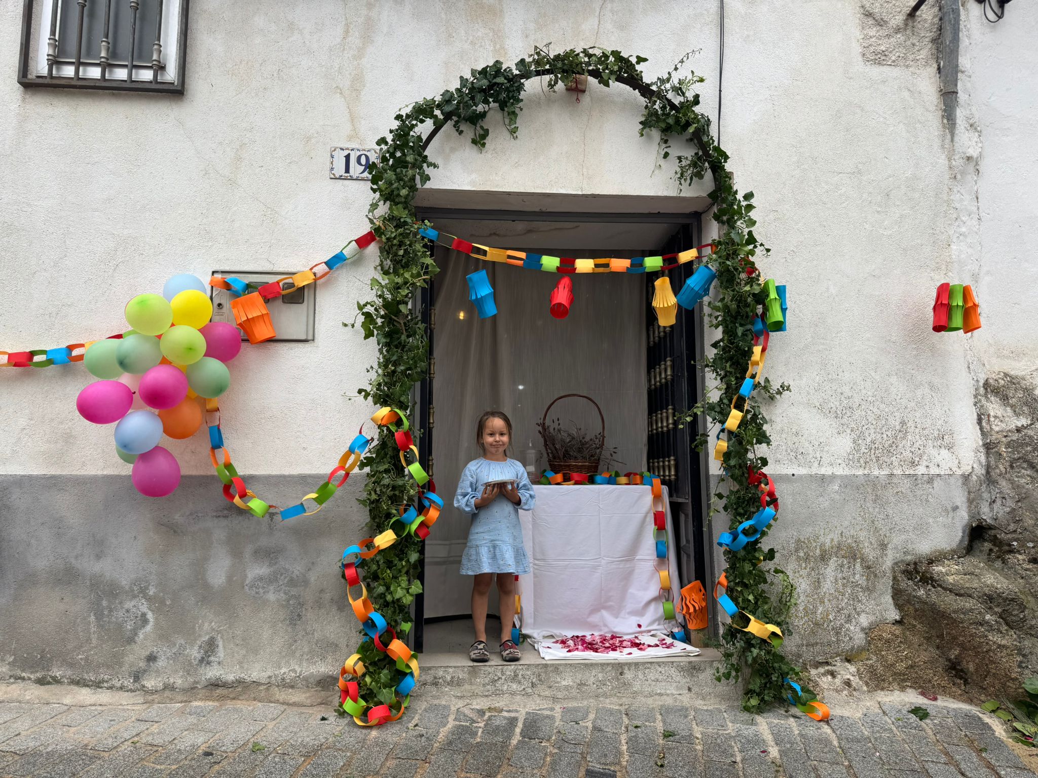 Béjar reta al mal tiempo y revive la tradición de los Arcos de San Juanito