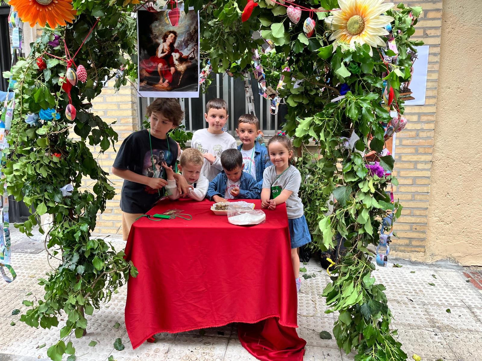 Béjar reta al mal tiempo y revive la tradición de los Arcos de San Juanito