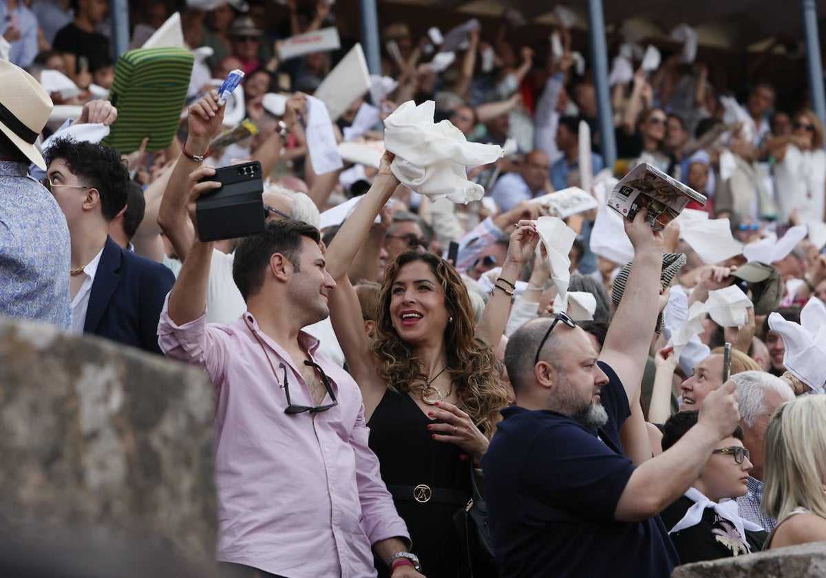 Aficionados pidiendo los trofeos en los tendidos de La Glorieta.