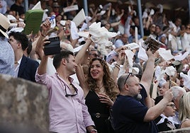 Aficionados pidiendo los trofeos en los tendidos de La Glorieta.