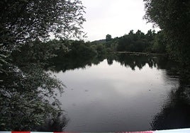 Al fondo, el lugar exacto en el que ha sido hallado el cadáver, ubicado a 400 metros de la presa.