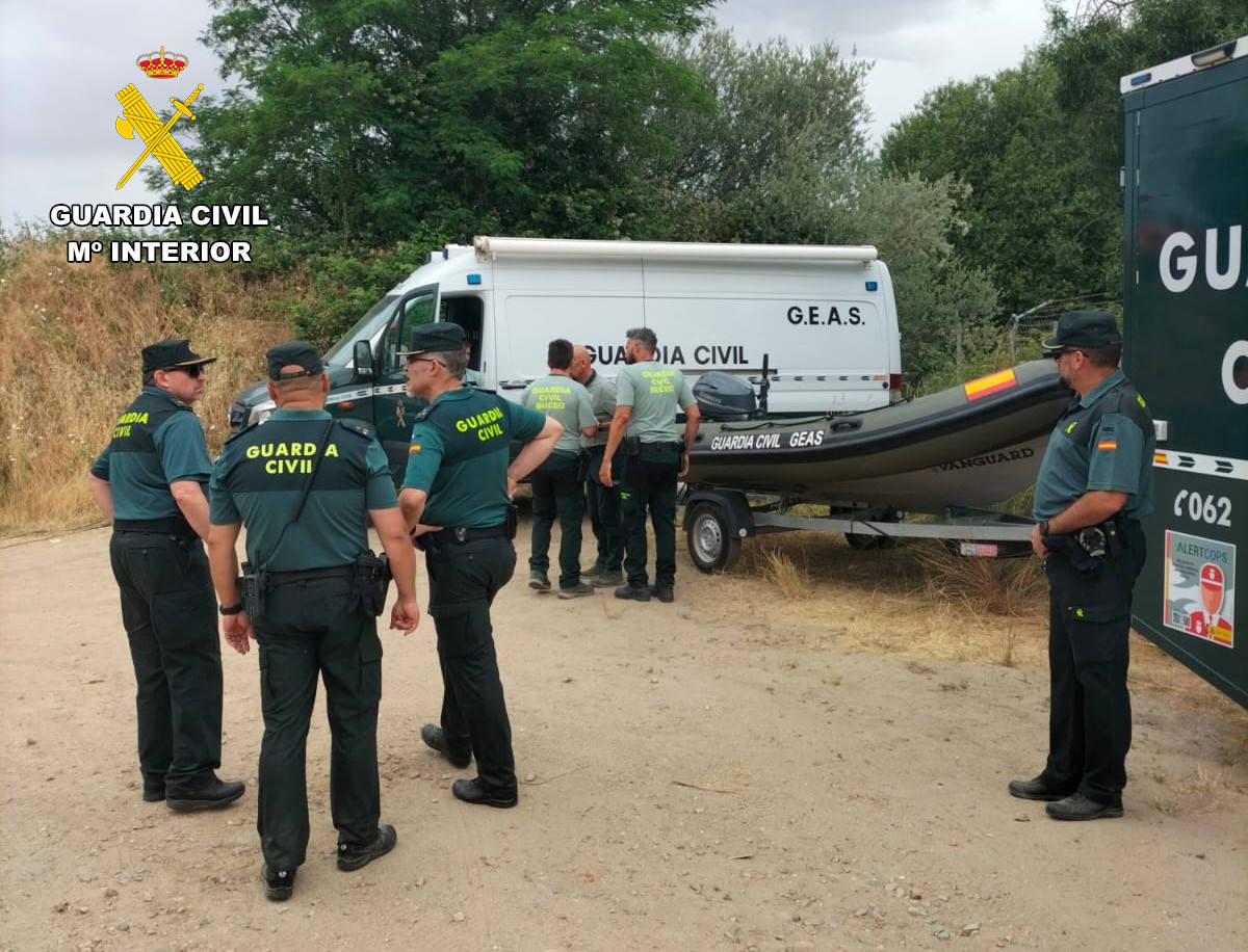 Buzos, bomberos y Guardia Civil, contra el Tormes y el tiempo: el rescate del menor desaparecido en Alba fue «una operación de riesgo extremo»