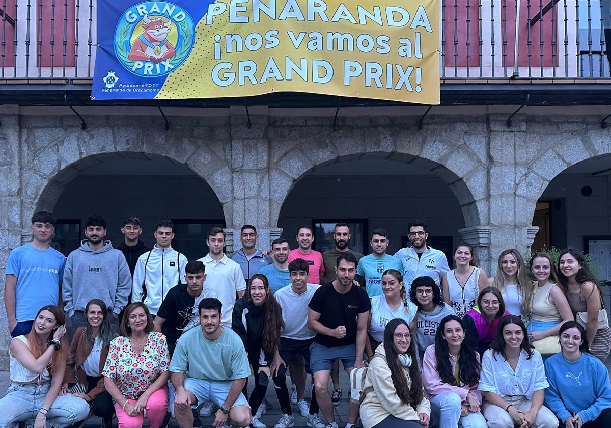 Foto de familia de concursantes con la alcaldesa de Peñaranda.
