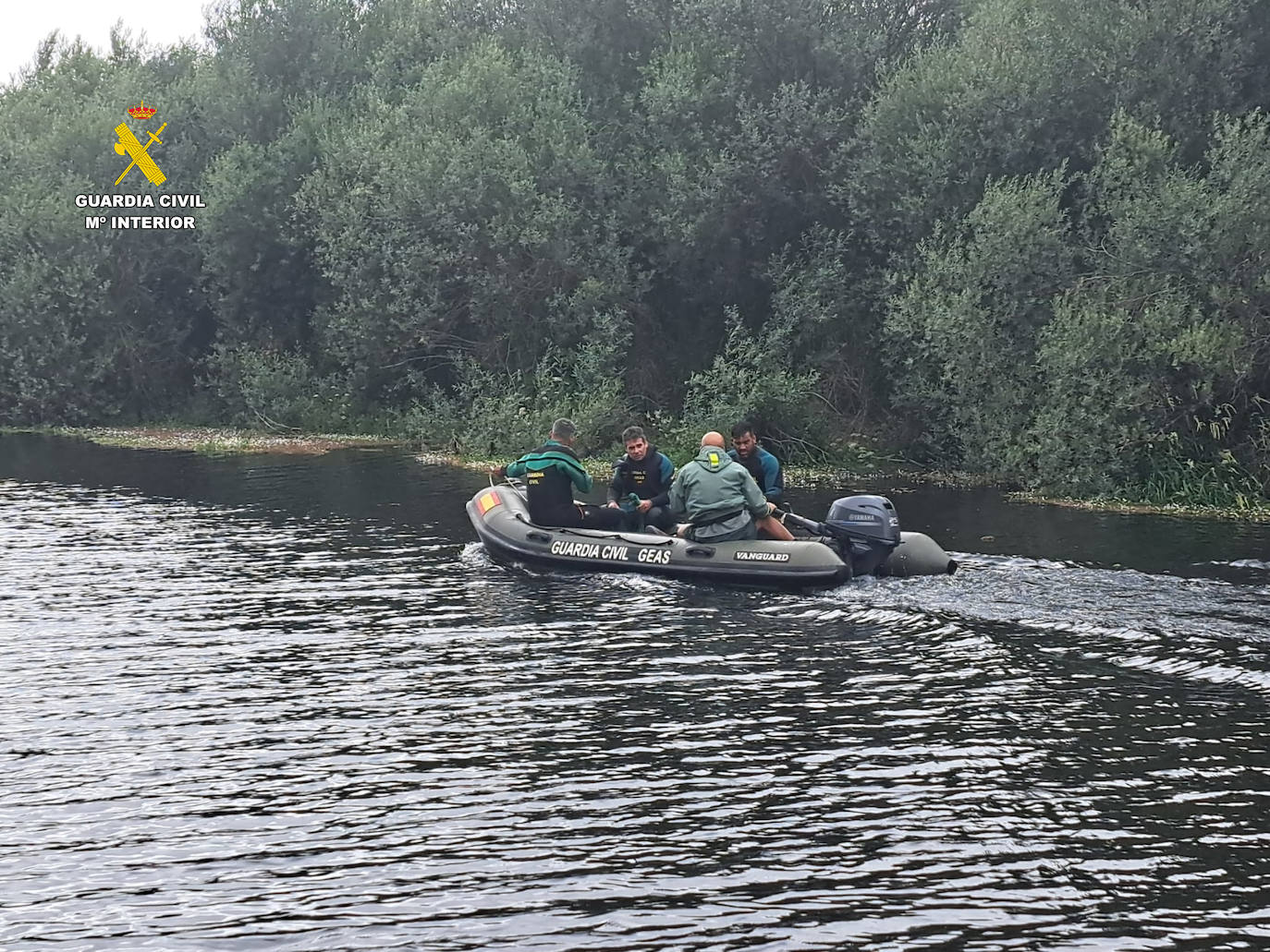 Buzos, bomberos y Guardia Civil, contra el Tormes y el tiempo: el rescate del menor desaparecido en Alba fue «una operación de riesgo extremo»