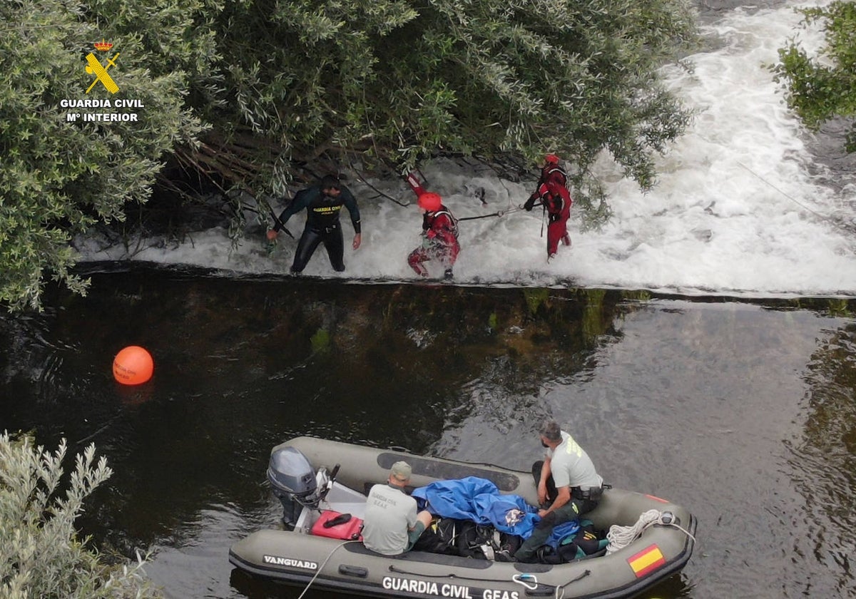 Buzos, bomberos y Guardia Civil, contra el Tormes y el tiempo: el rescate del menor desaparecido en Alba fue «una operación de riesgo extremo»