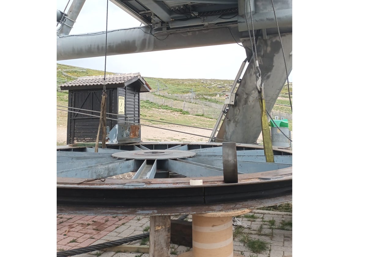 Imagen del eje del telesilla desmontando para ser reparado.