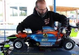 El piloto Alberto García con un coche de Gran Escala Fórmula 1, uno de sus vehículos de competición.