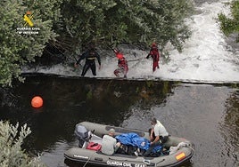 Buzos, bomberos y Guardia Civil, durante las labores de rescate en el río en Alba de Tormes.