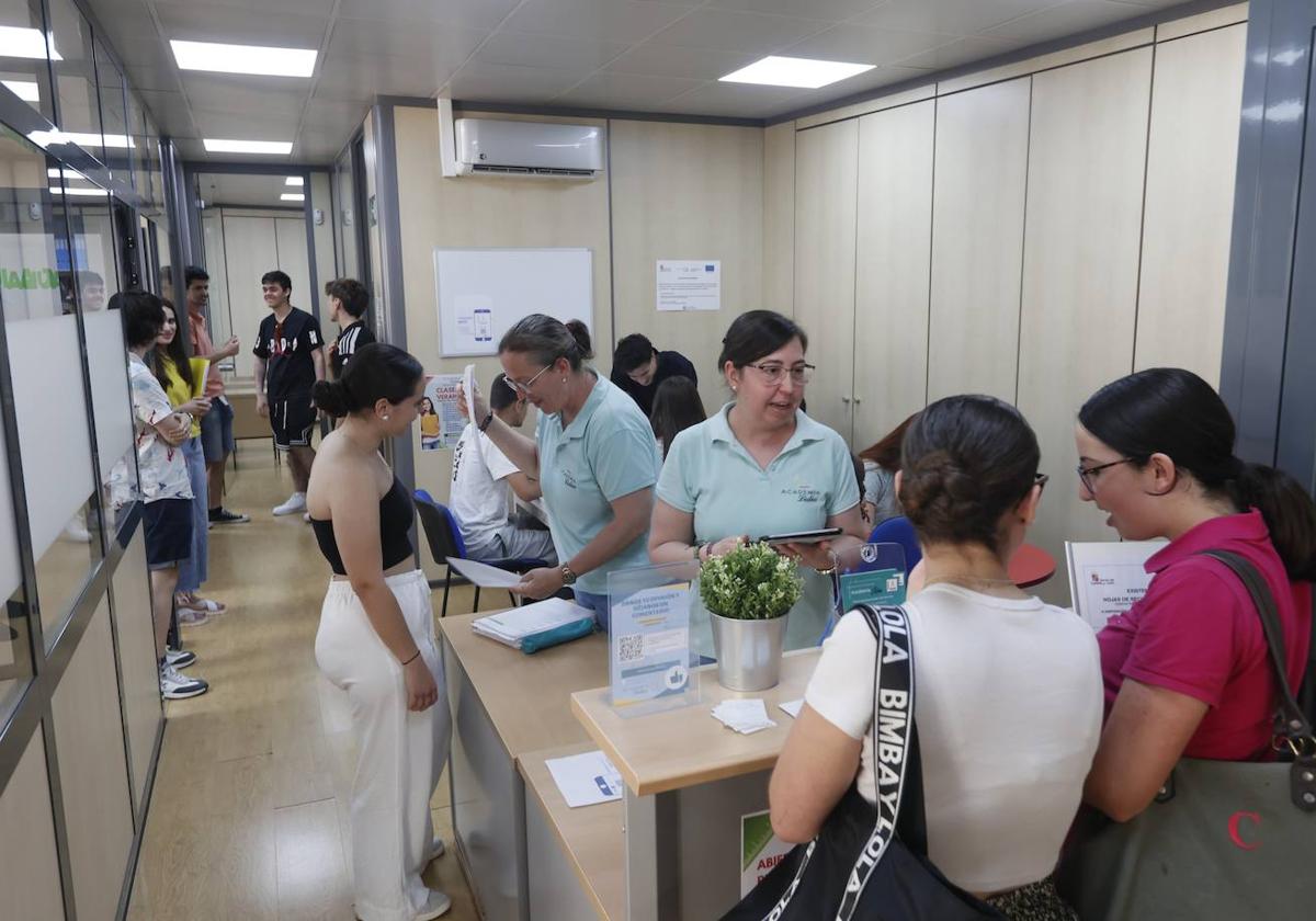 Docentes de Academia Lidia atendiendo a sus alumnos en sus instalaciones.