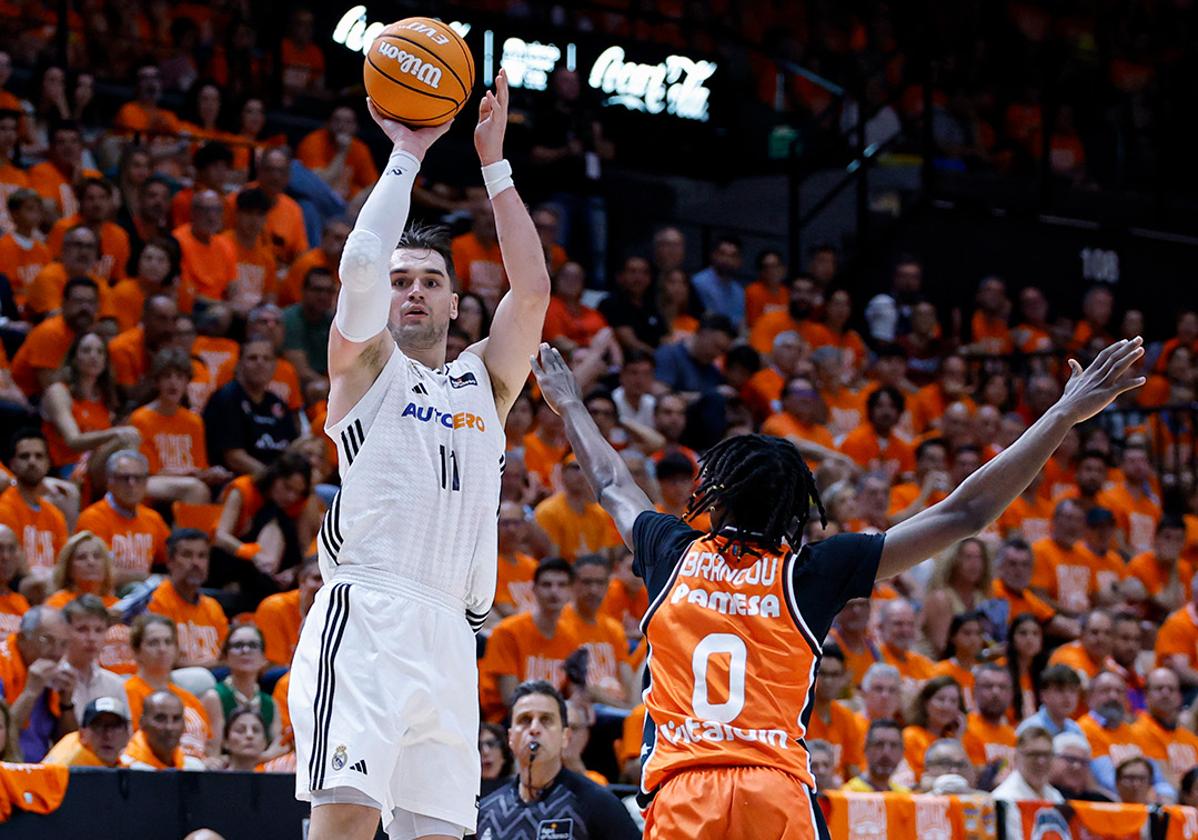 Hezonja desde el perímetro en una acción de partido.