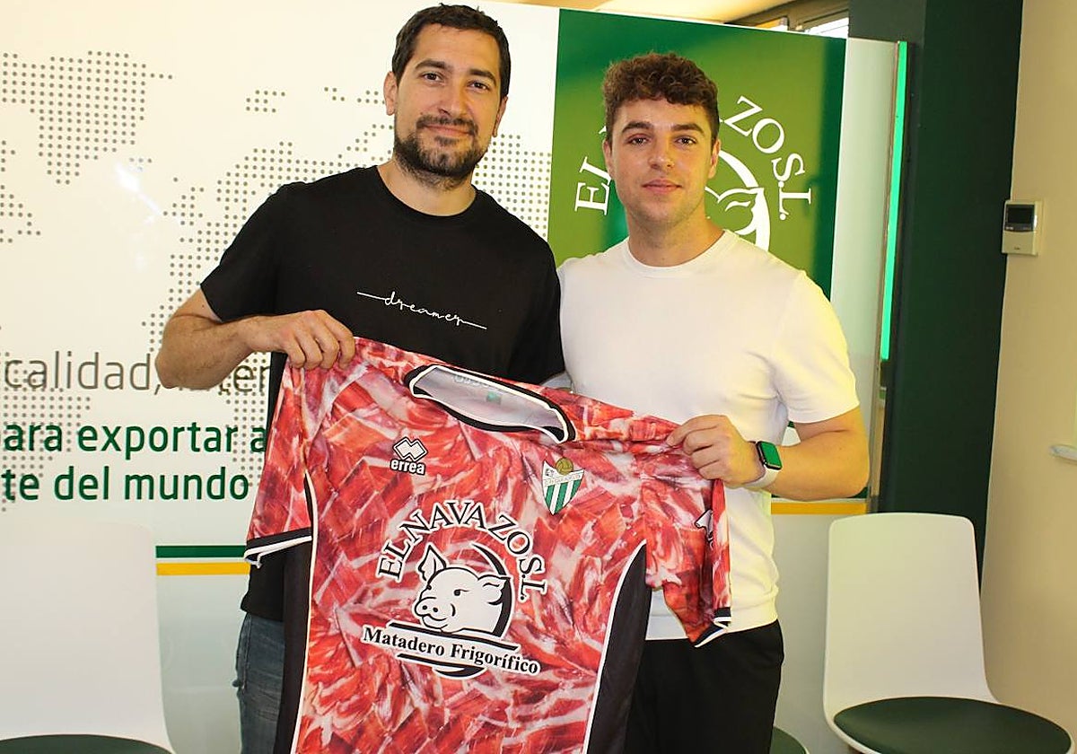 Dani Romo, entrenador del cuadro chacinero, y Emilio Sánchez, director general y deportivo del club, con la «jamoneta» del Guijuelo durante la presentación.