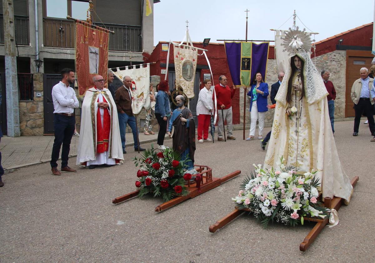 Momento previo a la subasta y procesión con al Virgen y la imagen del patrón.