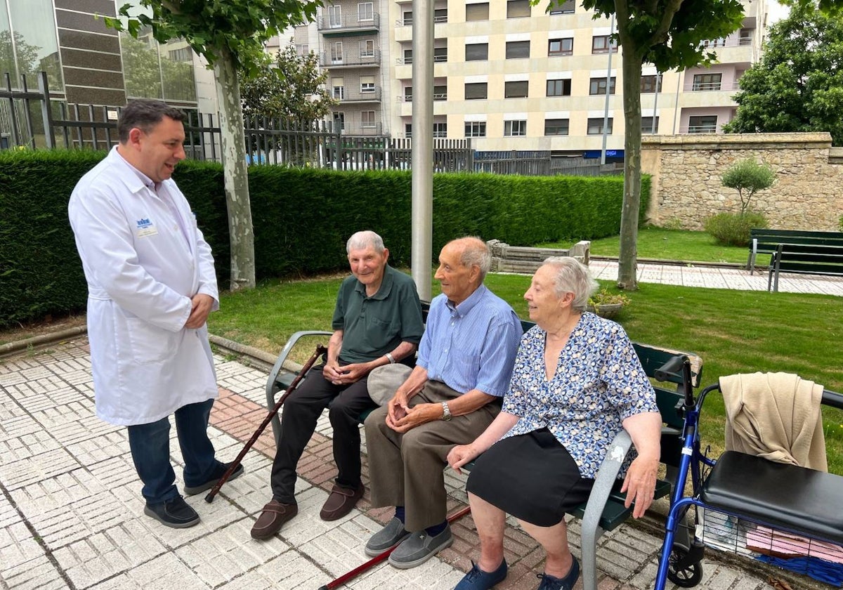 Pablo Santos, director de la Residencia de Mayores Santísima Trinidad, junto a varios residentes.