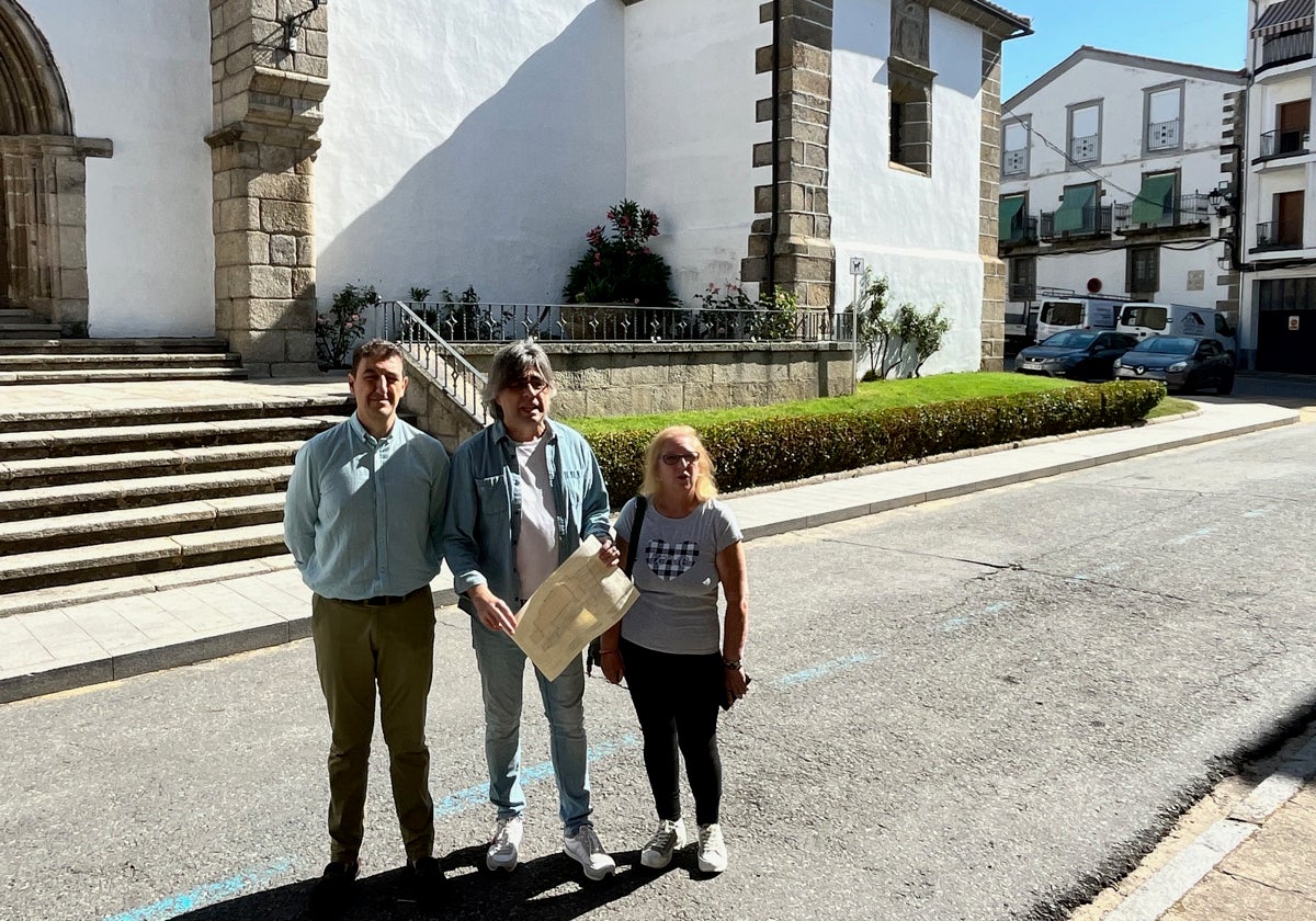 Rubén Martín, Luis Francisco Martín y Maite Crego, en la presentación de las obras frente a la iglesia de San Juan.