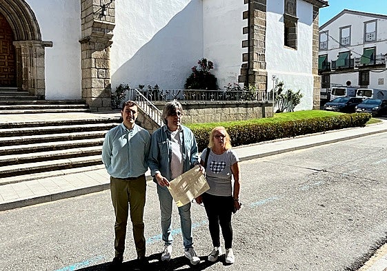 Rubén Martín, Luis Francisco Martín y Maite Crego, en la presentación de las obras frente a la iglesia de San Juan.