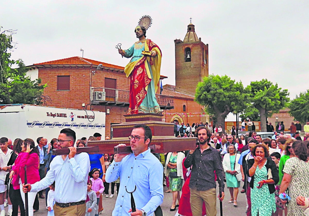 Procesión con San Pedro Apóstol por las calles de Paradinas de San Juan.
