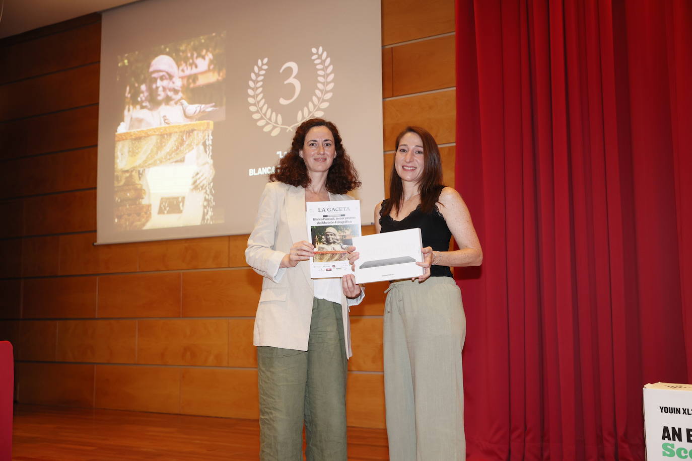La imagen de Blanca Pascual se coronó con el tercer lugar del Maratón. Entregó el premio, una tablet Samsung Galaxi, la directora de nuevos negocios de LA GACETA, Mónica Ponte.