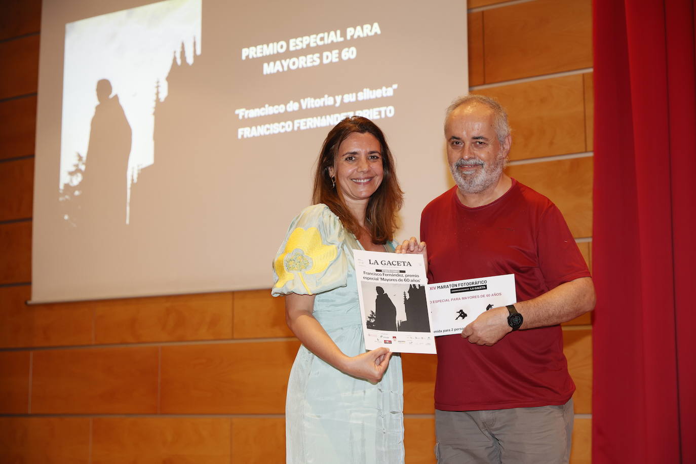 Francisco Fernández ganó una cena para dos en el Pucela le entregó el premio Susana Sánchez, directora comercial de LA GACET
