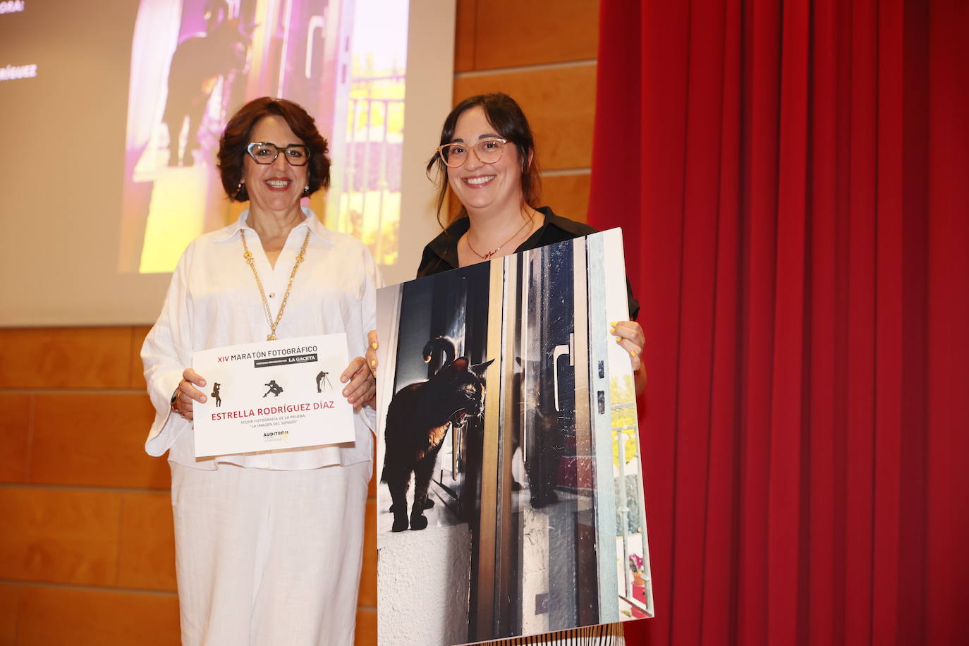 Estrella Rodríguez ganó esta categoría. Entregó el premio Sonia Beltrán, gerente de Auditron Centro Audiológico.