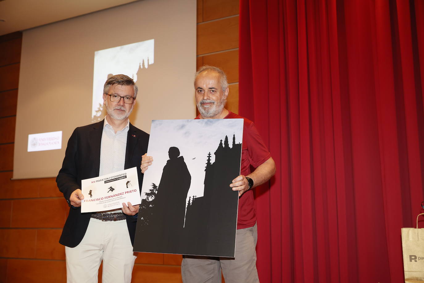 Eduardo Azofra, profesor de Historia del Arte de la Universidad de Salamanca, entregó el galardón a Francisco Fernández.