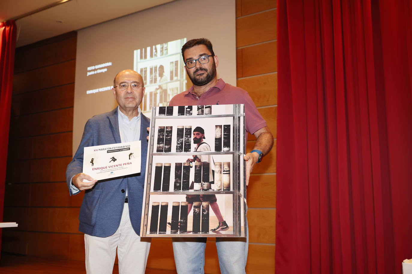 Enrique Vicente recibió el premio de manos de José Luis Barba, gerente de la Fundación Salamanca Ciudad de Cultura y Saberes.