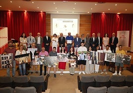 Foto de familia de premiados y representantes de las empresas e instituciones patrocinadoras y colaboradoras en el XIV Maratón Fotográfico de LA GACETA.