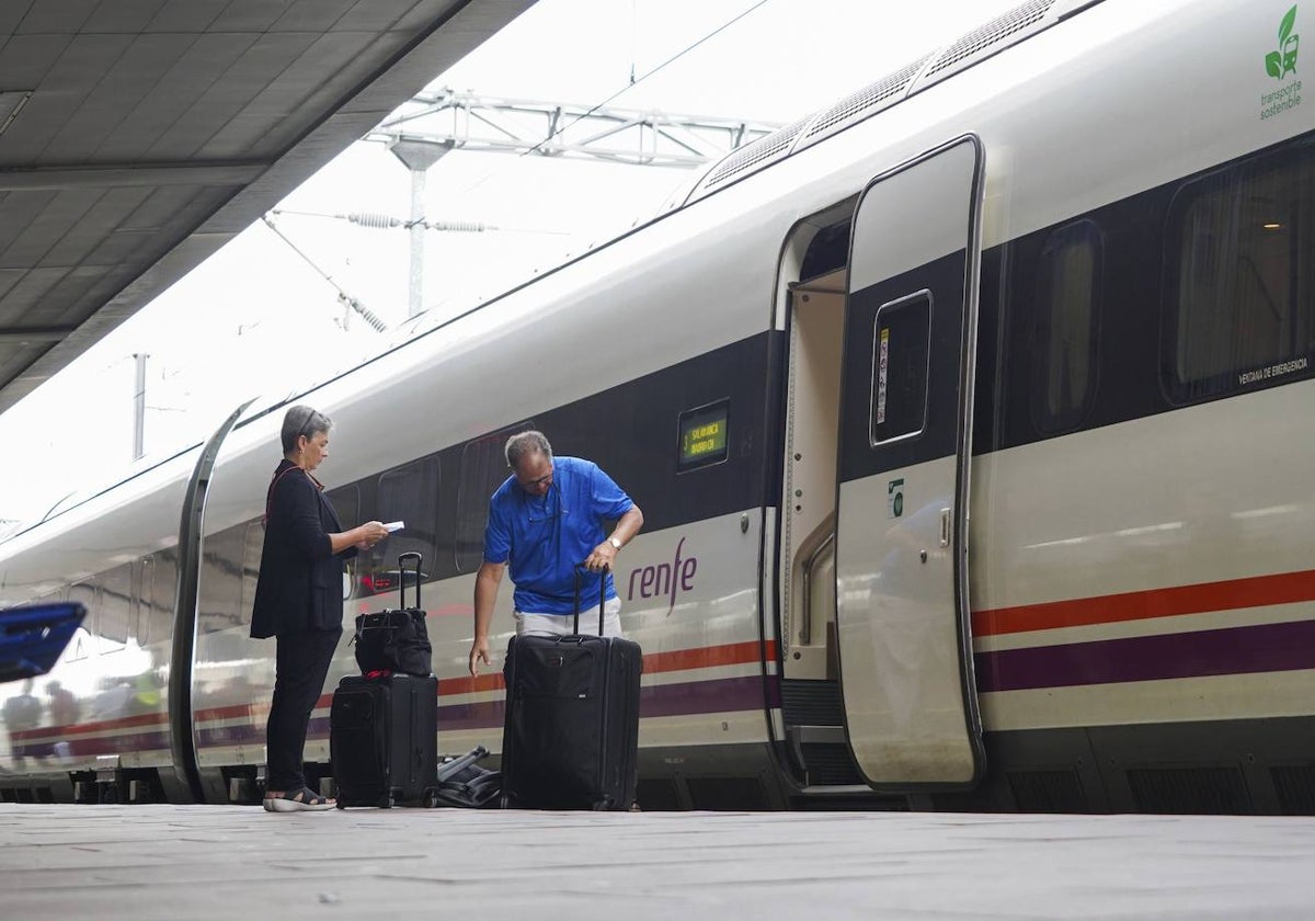Viajeros bajando de un tren en Salamanca.