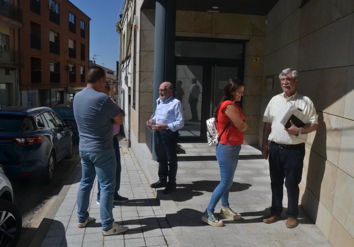 Los integrantes del equipo de Gobierno, tras la salida de los juzgados.