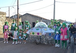 El grupo de extraterrestres antes del desflie