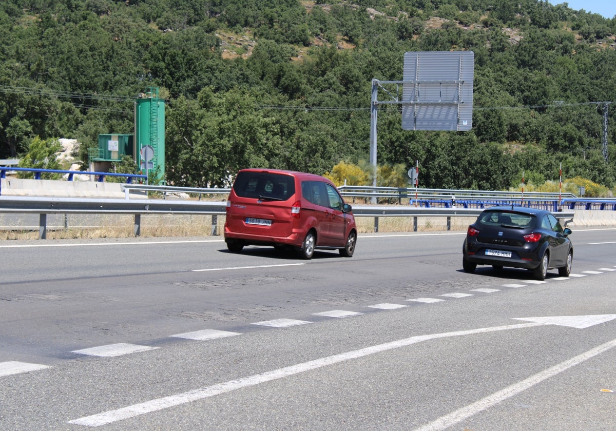 Coches circulando por la Ruta de la Plata, que se encuentra en mal estado.
