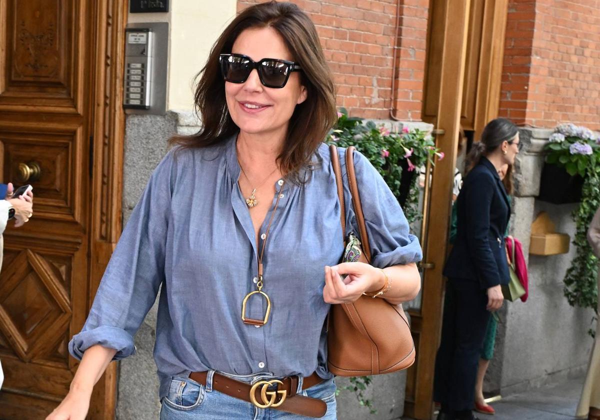 Nuria González a la salida de un restaurante.