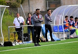 Raúl Fuentes da indicaciones desde la banda durante un partido de la pasada temporada.
