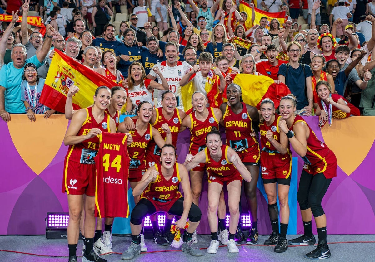 La selección española celebra el pase a la final acordándose de nuevo de Iyana Martín.