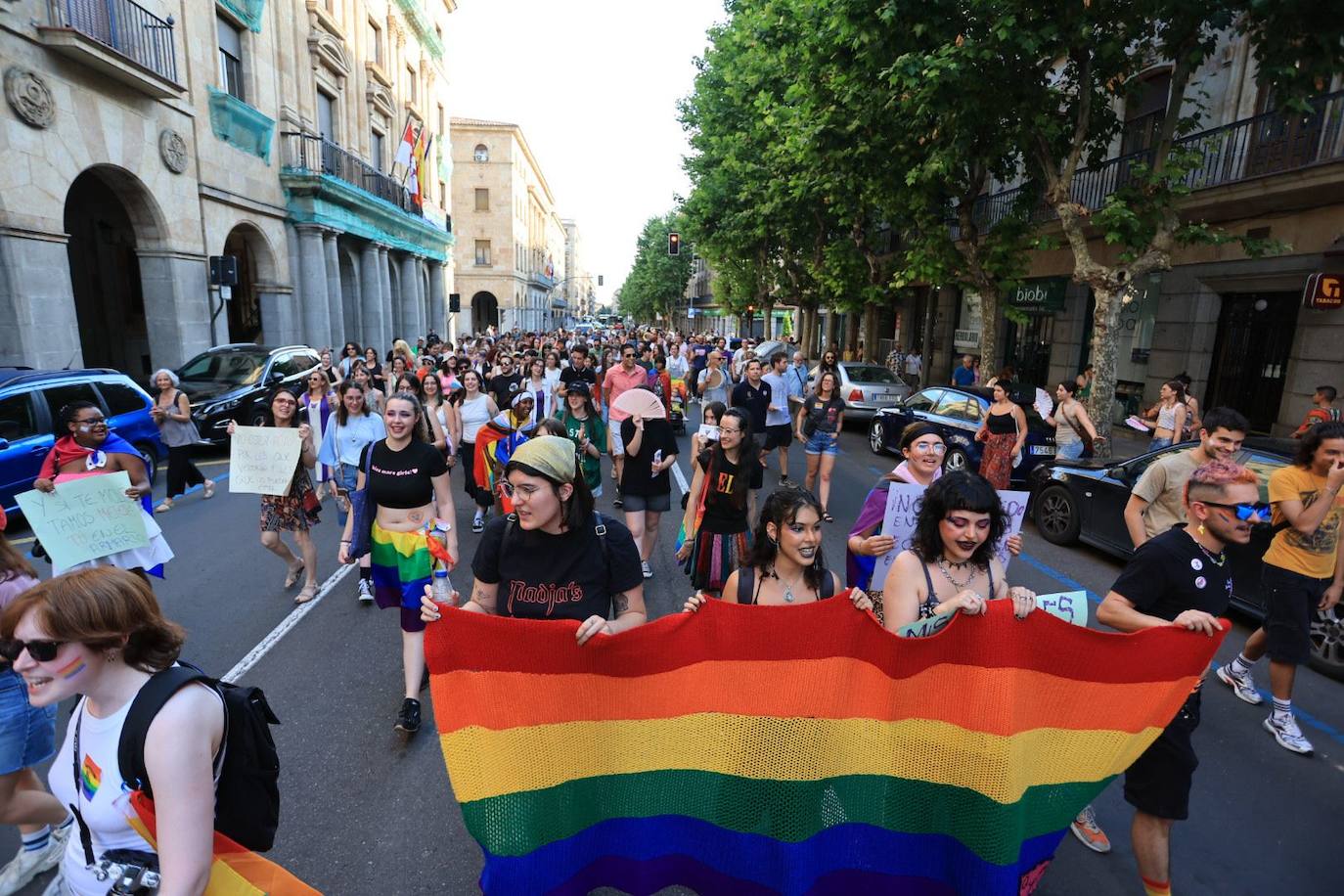 La manifestación del Orgullo charro parte con retraso y bajo el lema 'La pluma le da el toque'