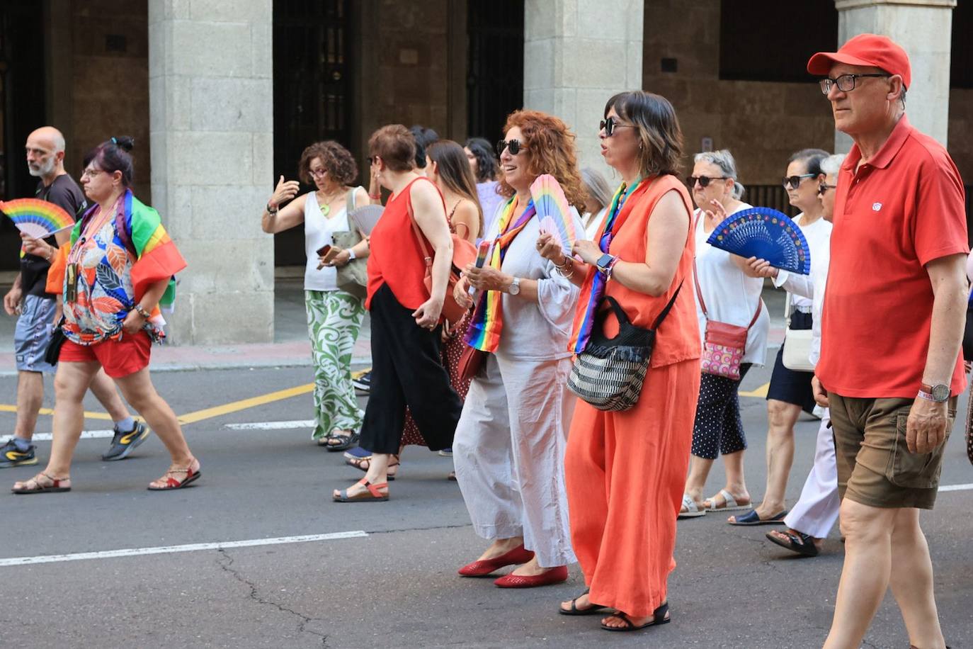 La manifestación del Orgullo charro parte con retraso y bajo el lema 'La pluma le da el toque'
