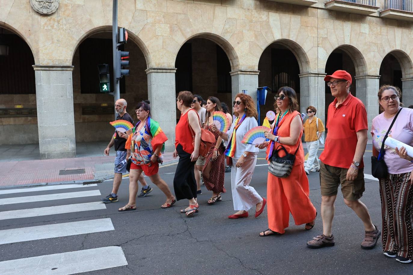 La manifestación del Orgullo charro parte con retraso y bajo el lema 'La pluma le da el toque'
