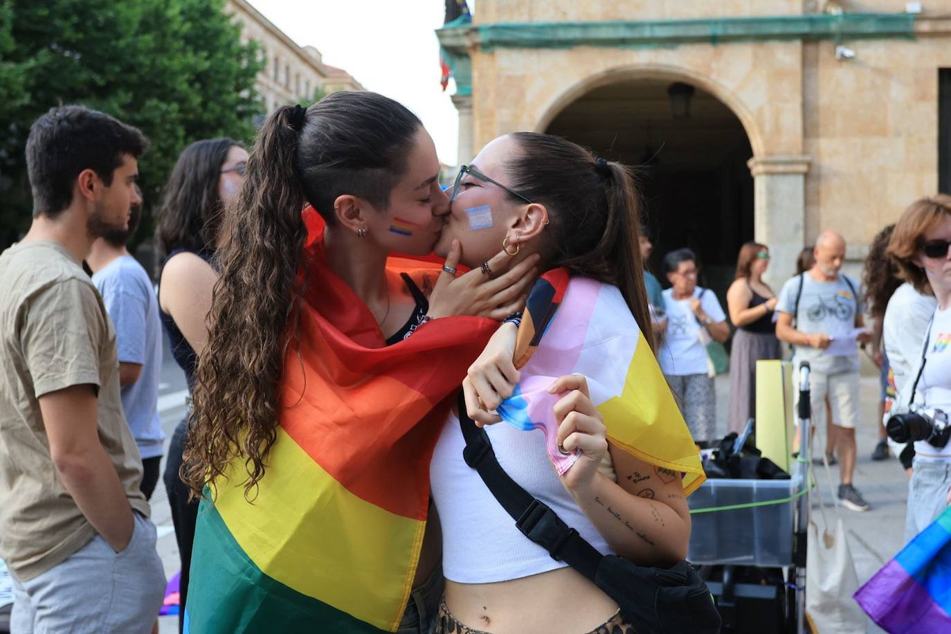 La manifestación del Orgullo charro parte con retraso y bajo el lema 'La pluma le da el toque'
