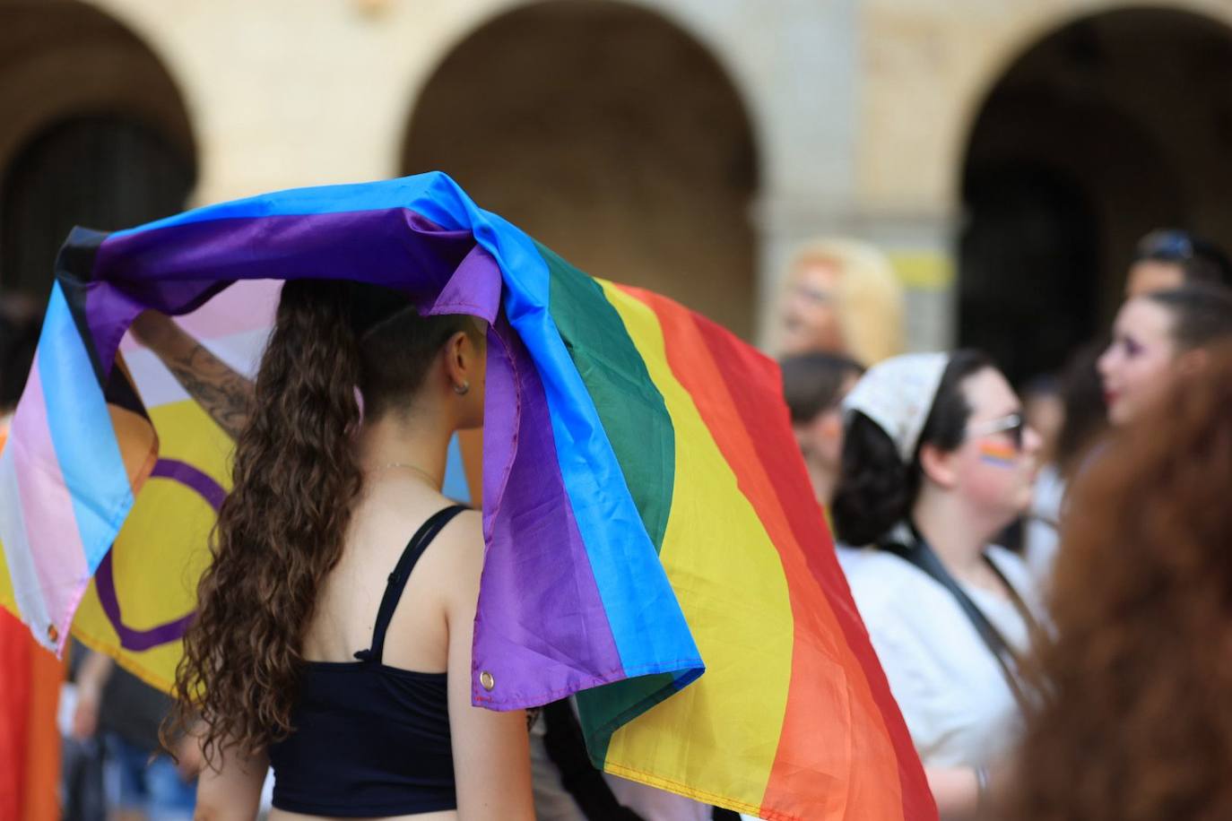 La manifestación del Orgullo charro parte con retraso y bajo el lema 'La pluma le da el toque'