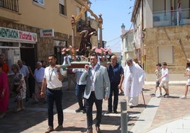 La procesión con la imagen de San Juan en las calles de Castellanos de Villiquera.
