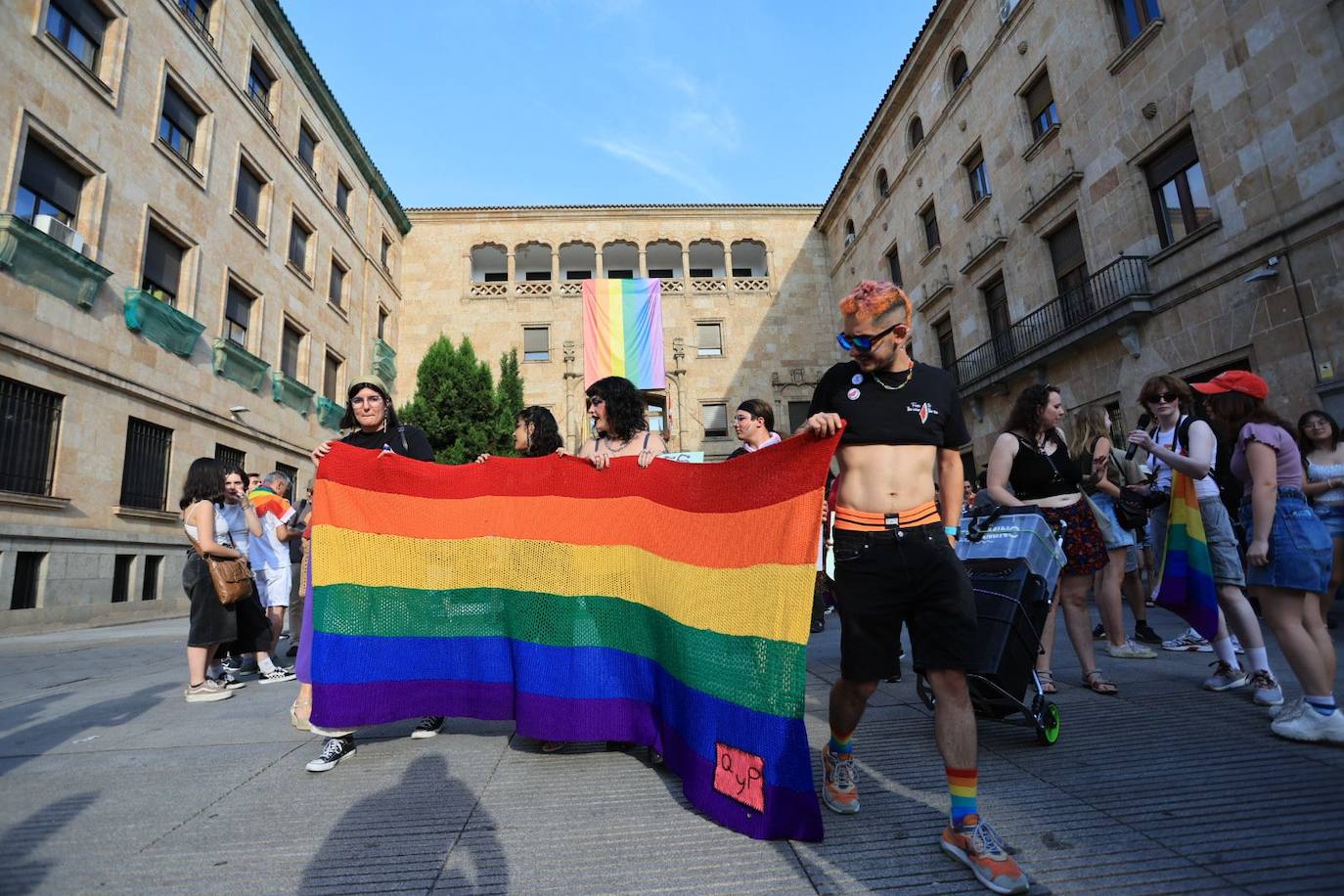 La manifestación del Orgullo charro parte con retraso y bajo el lema 'La pluma le da el toque'