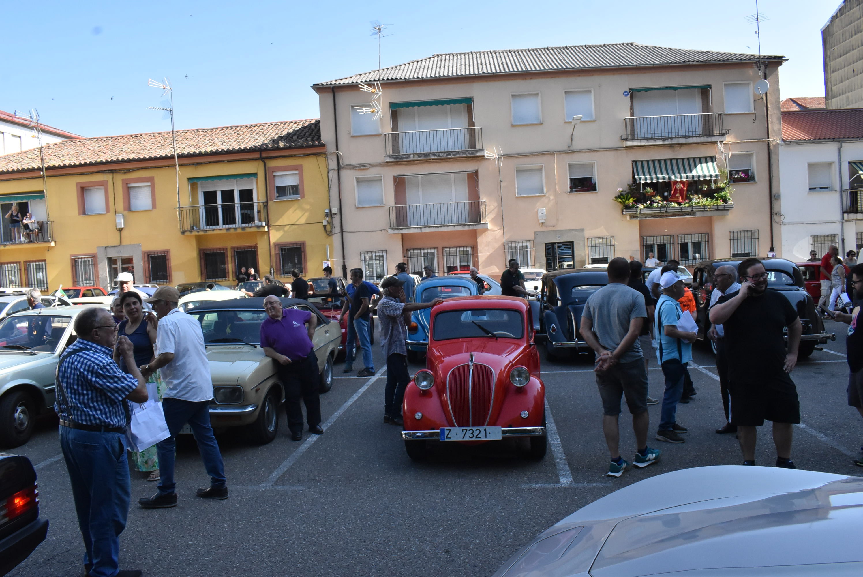 Éxito en la primera concentración de coches clásicos y vespas celebrada en Béjar
