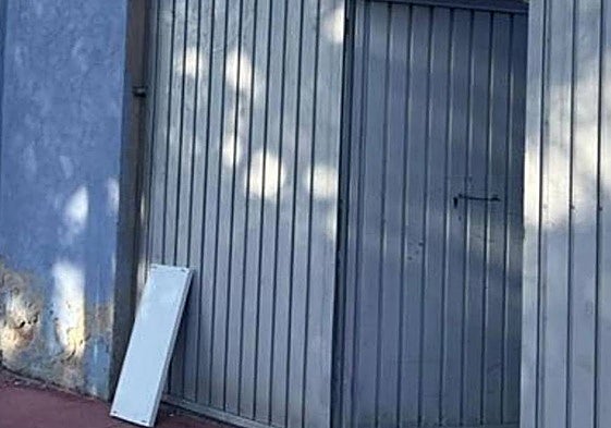 Tabla y portón de la vivienda a la que el detenido accedió.