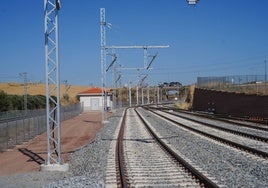 Vías del Puerto Seco en paralelo a la línea Salamanca-Fuentes de Oñoro.