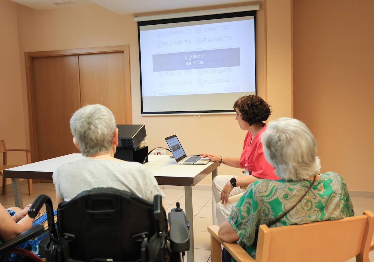 Varios usuarios de la residencia durante las actividades de 'Activa tu mente'.