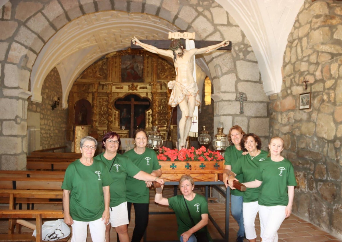 Imagen secundaria 1 - Los quintos de 1980 visitan al Cristo de Alaraz