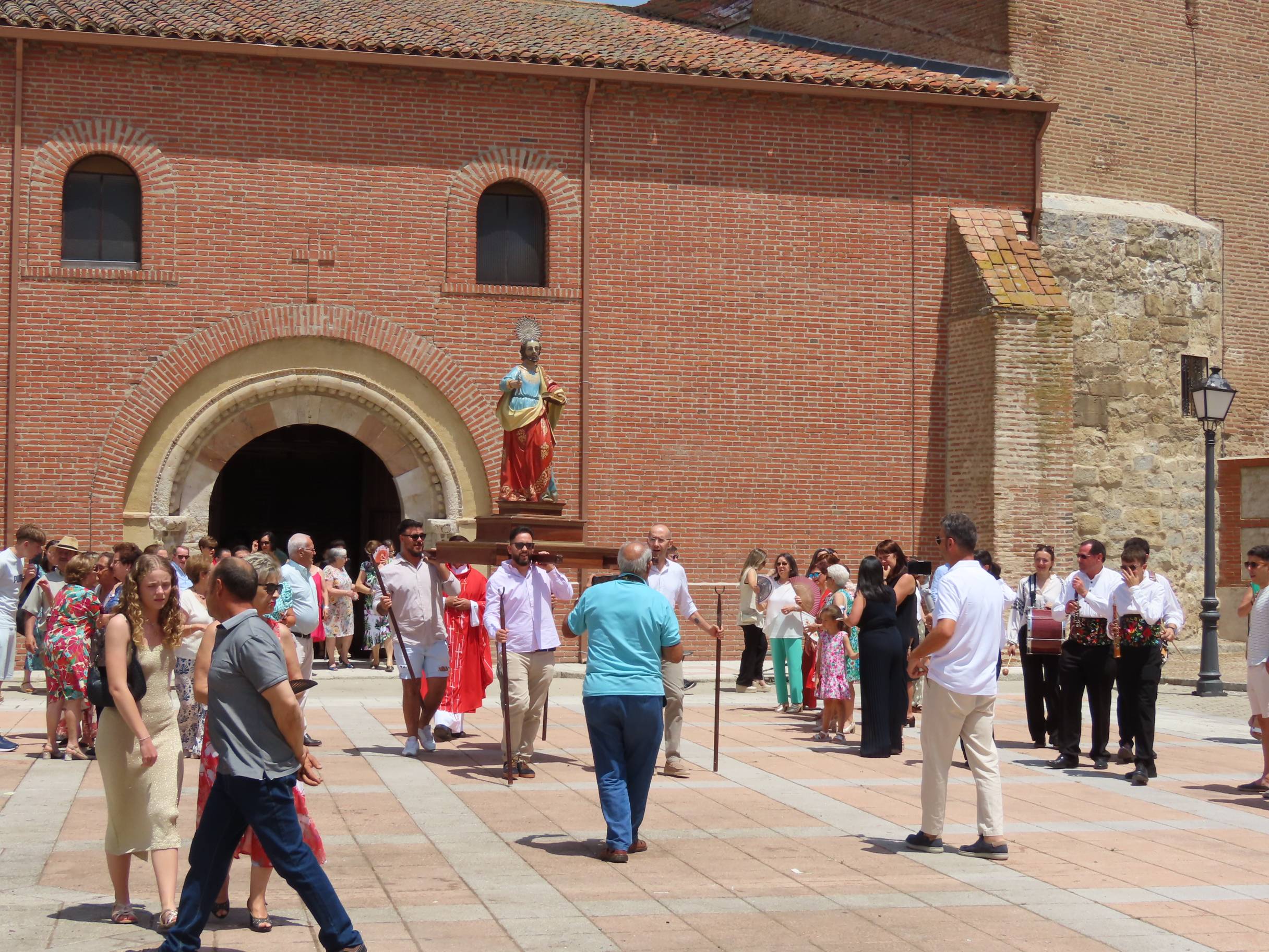 Animada y calurosa procesión en honor a San Pedro Apóstol en Paradinas de San Juan