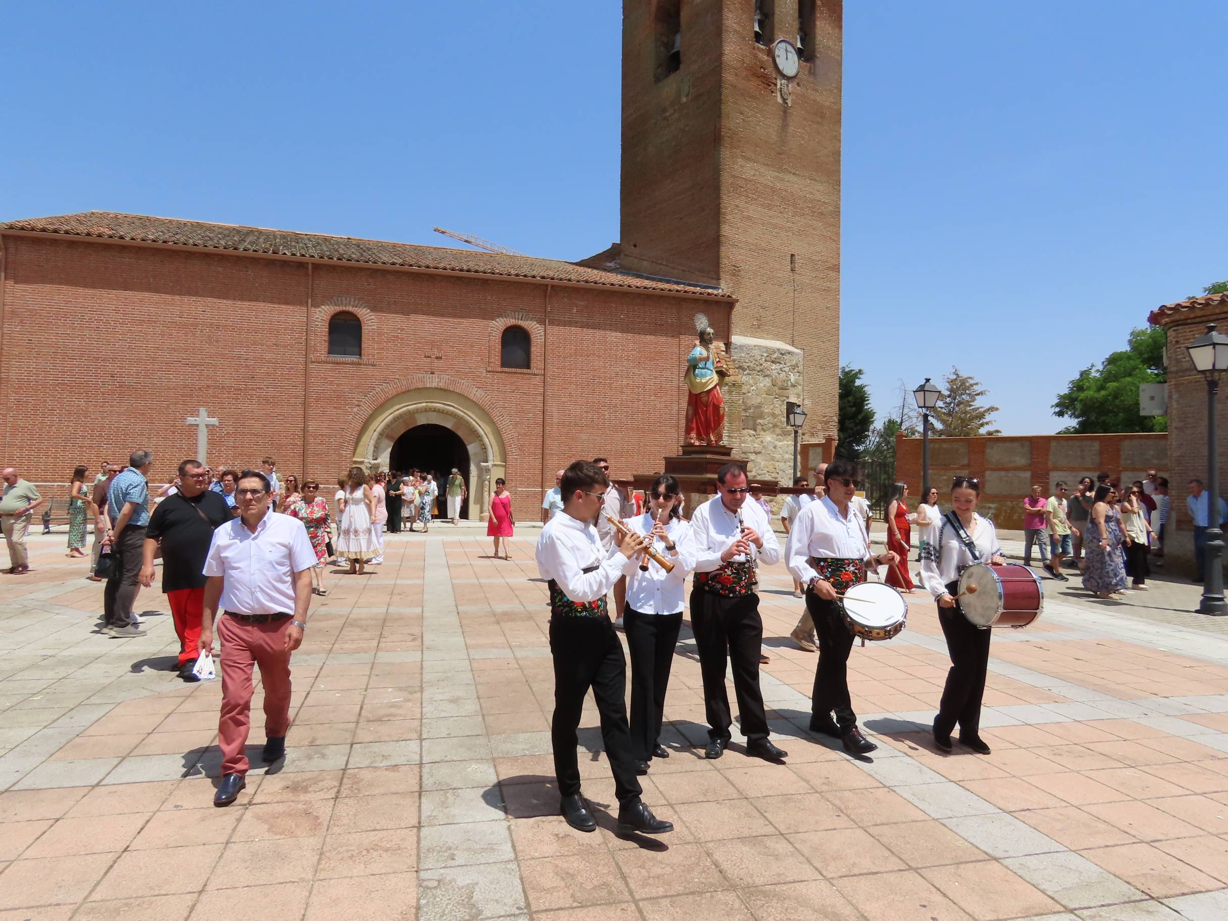 Animada y calurosa procesión en honor a San Pedro Apóstol en Paradinas de San Juan