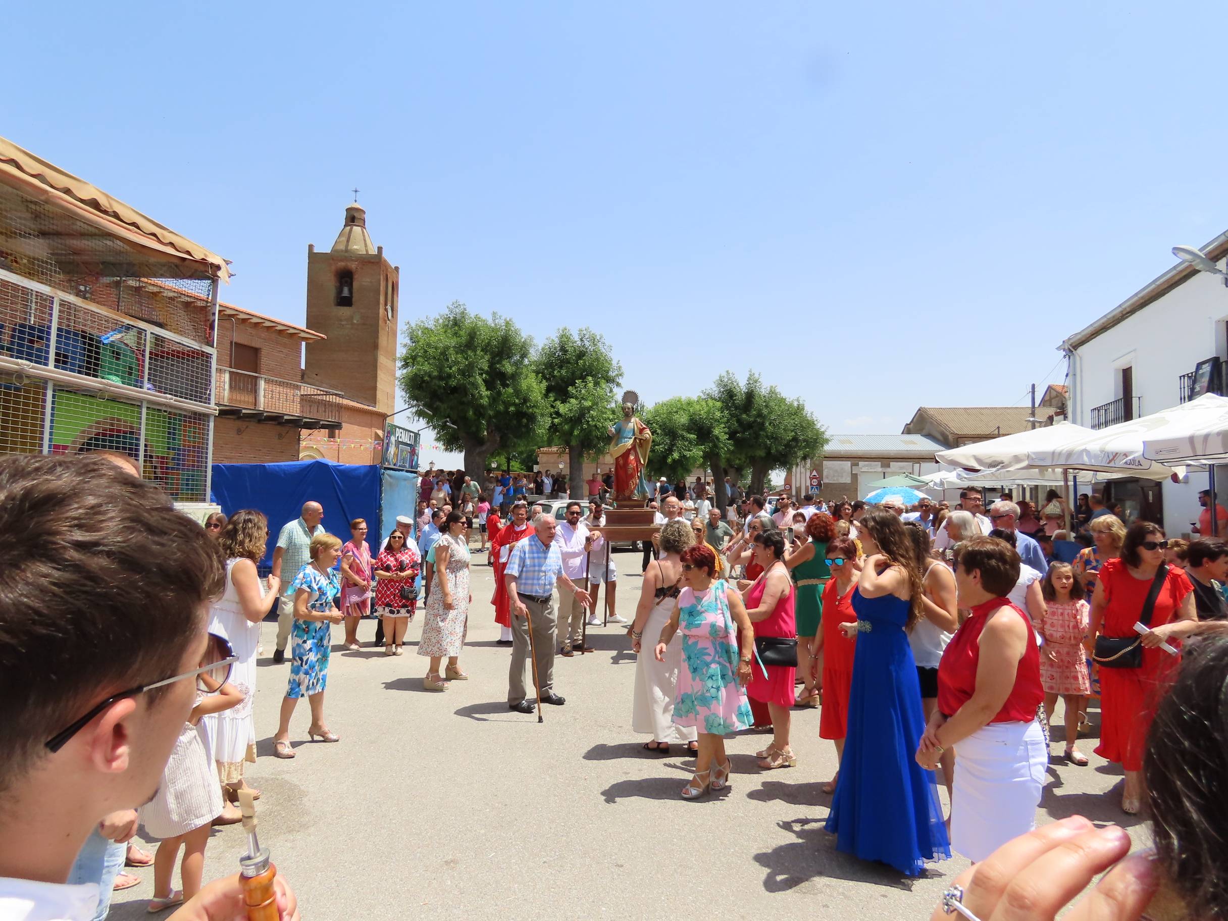 Animada y calurosa procesión en honor a San Pedro Apóstol en Paradinas de San Juan
