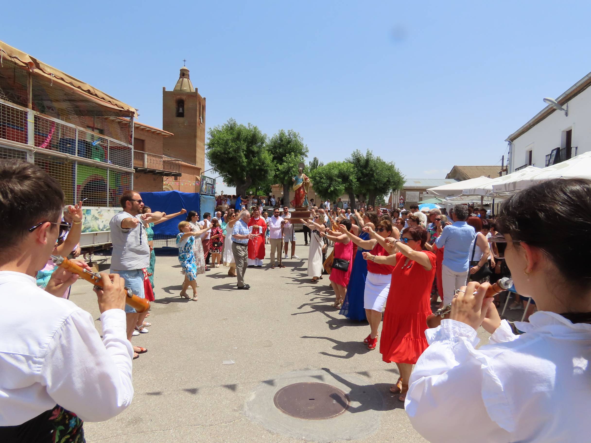 Animada y calurosa procesión en honor a San Pedro Apóstol en Paradinas de San Juan