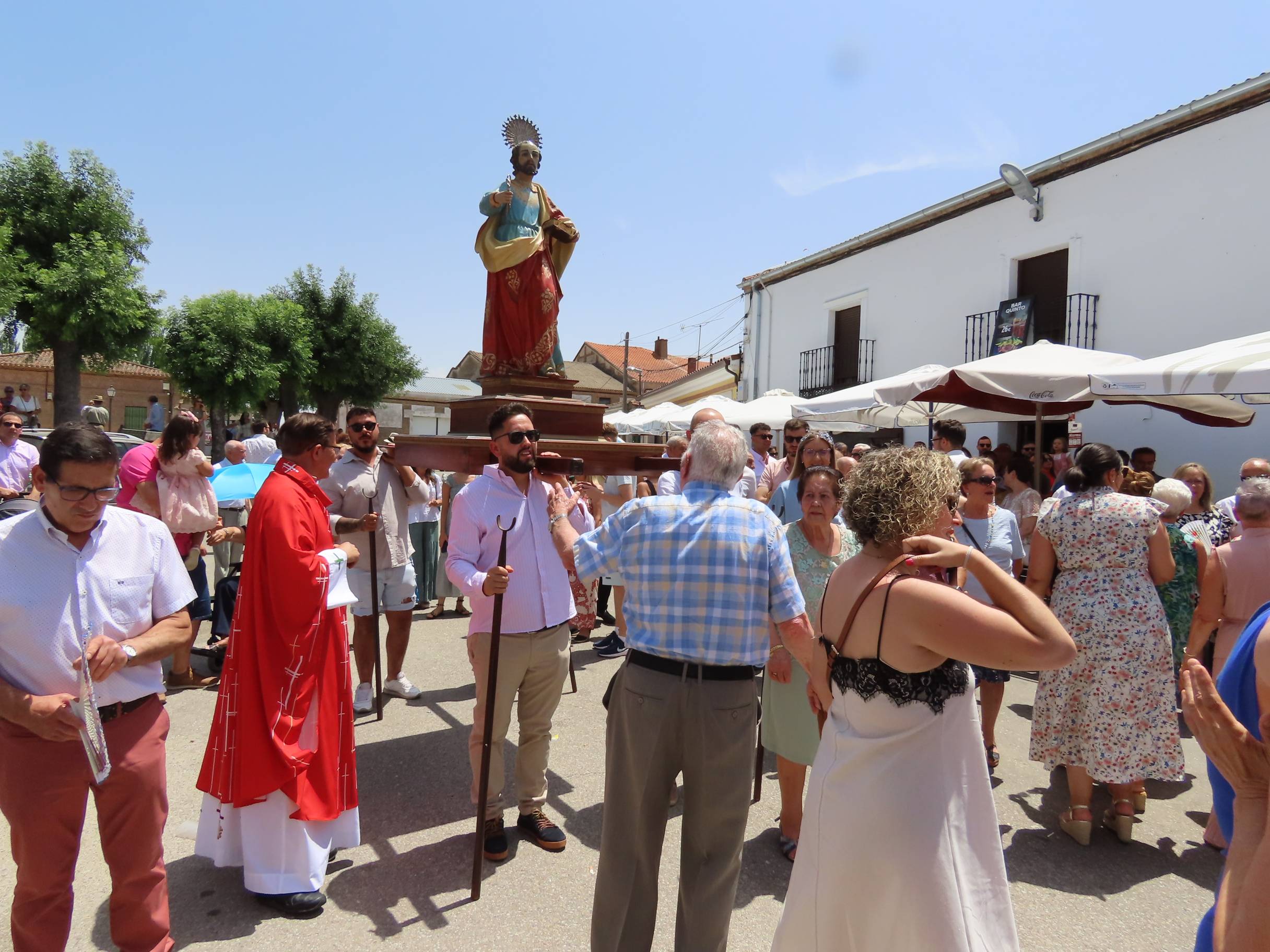 Animada y calurosa procesión en honor a San Pedro Apóstol en Paradinas de San Juan